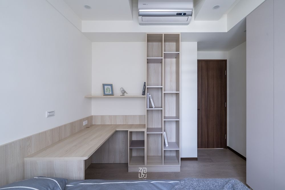 奶油弧光-書桌牆